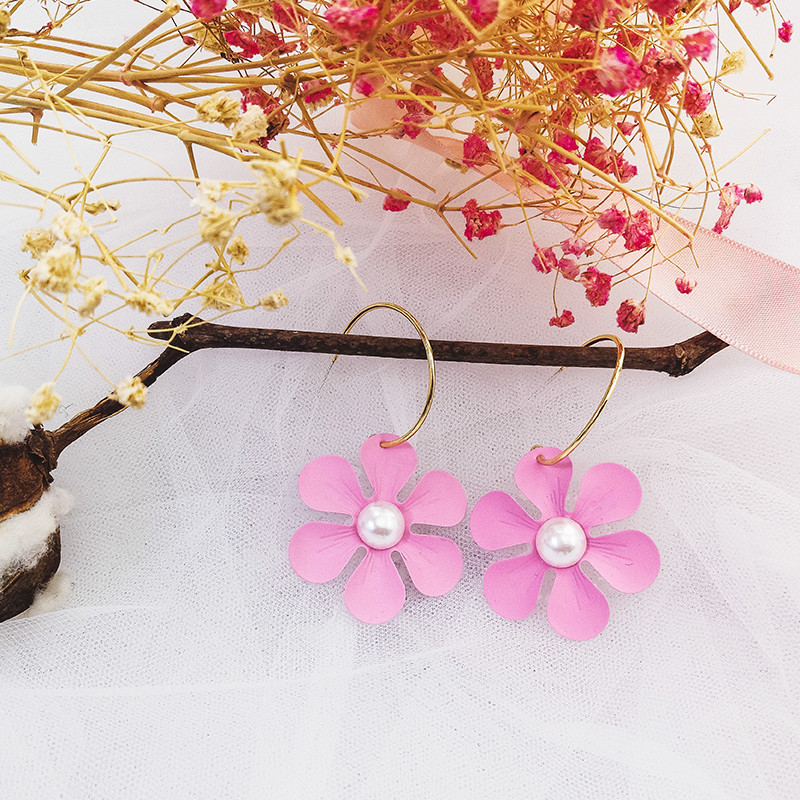 Cercei eleganti de dama in roz cu forma unei flori