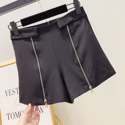 Дамски къси панталони с елемент цип в бял и черен цвят