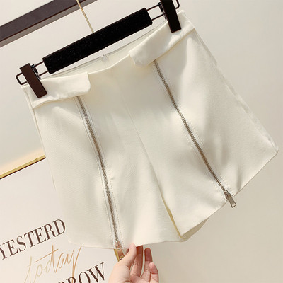 Дамски къси панталони с елемент цип в бял и черен цвят