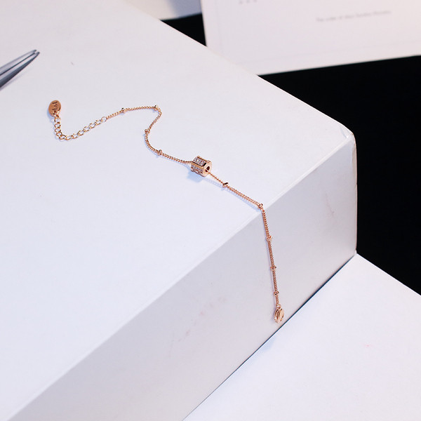 Brățară elegantă de damă în culoarea aurie cu pietre