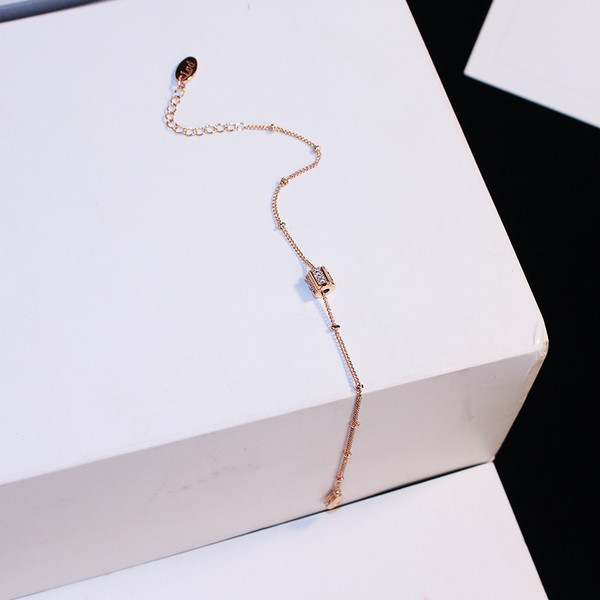 Brățară elegantă de damă în culoarea aurie cu pietre