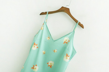 Дамска ежедневна рокля с V-образно деколте и тънки презрамки в зелен цвят и флорален принт