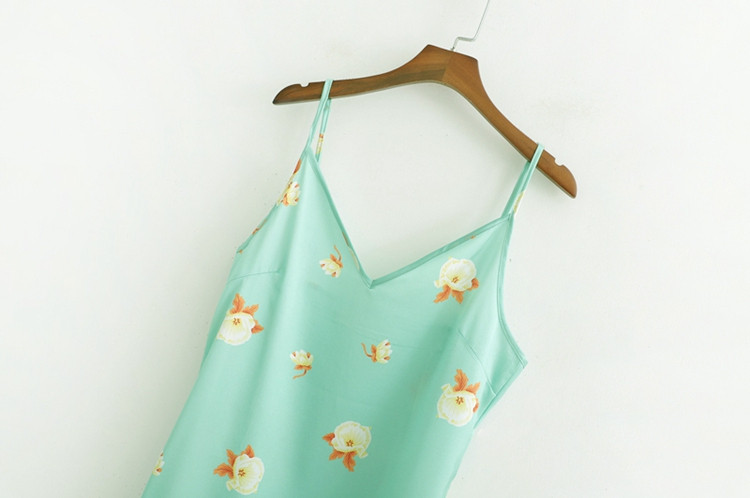 Дамска ежедневна рокля с V-образно деколте и тънки презрамки в зелен цвят и флорален принт