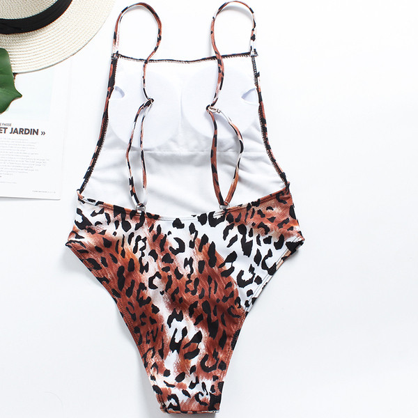Un costum de baie întreg cu model leopard și spate gol