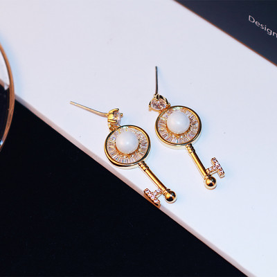 Cercei moderni de dama - in culoarea aurie cu pietre