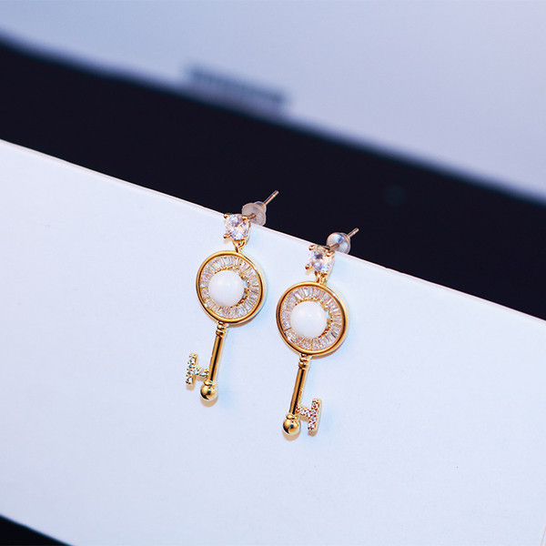 Cercei moderni de dama - in culoarea aurie cu pietre