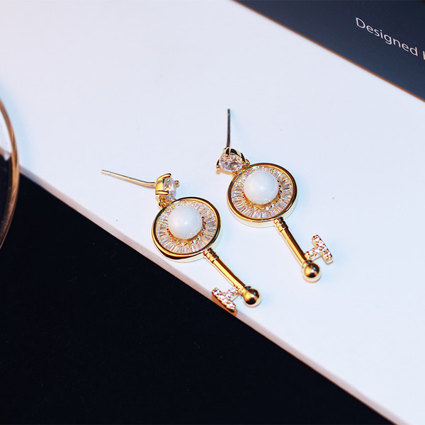 Cercei moderni de dama - in culoarea aurie cu pietre