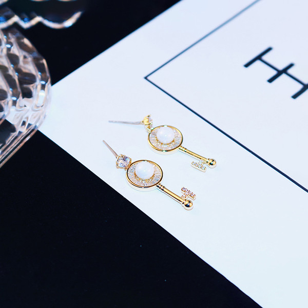 Cercei moderni de dama - in culoarea aurie cu pietre