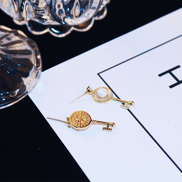 Cercei moderni de dama - in culoarea aurie cu pietre