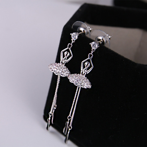 Cercei lungi de dama cu pietre - de culoare argintiu si auriu