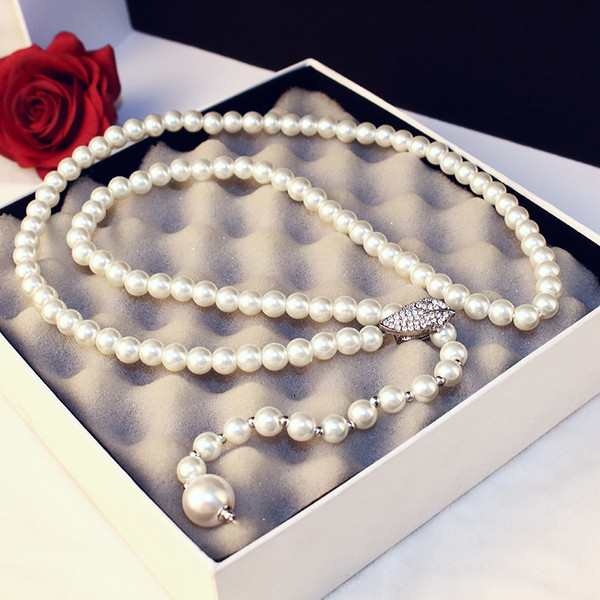 Stílusos női nyaklánc fehér színben, gyöngyökkel és kövekkel