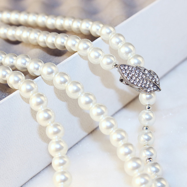 Stílusos női nyaklánc fehér színben, gyöngyökkel és kövekkel