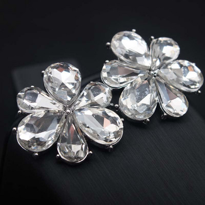 Cercei eleganti de dama in forma de floare in patru culori