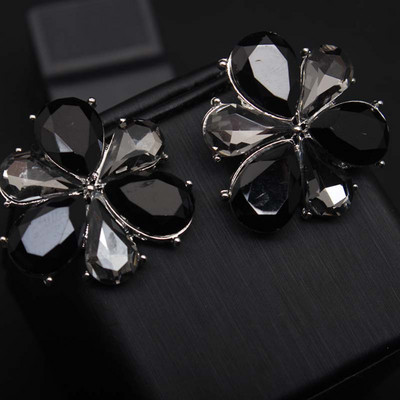 Cercei eleganti de dama in forma de floare in patru culori