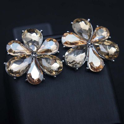 Cercei eleganti de dama in forma de floare in patru culori