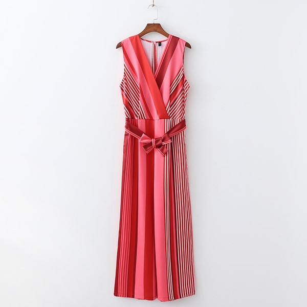 Дамски раиран гащеризон с V - образно деколте,презрамки и връзки на талията