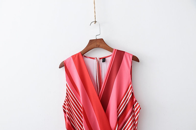 Дамски раиран гащеризон с V - образно деколте,презрамки и връзки на талията