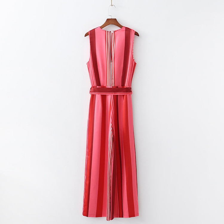 Дамски раиран гащеризон с V - образно деколте,презрамки и връзки на талията