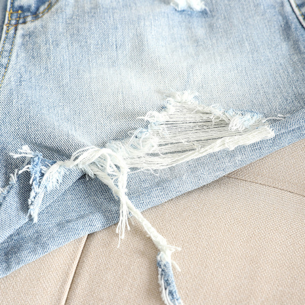 Pantaloni scurți din denim de damă în negru și albastru