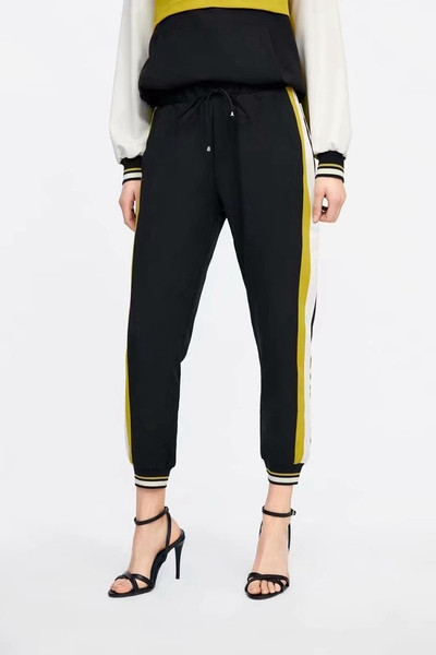 Спортен панталон с ластик и връзки на талията в черен цвят и страничен кант