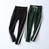 pantaloni sport de damă în negru și verde cu margini laterale