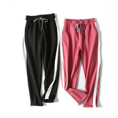 Pantaloni sport de damă în negru și roz cu margini