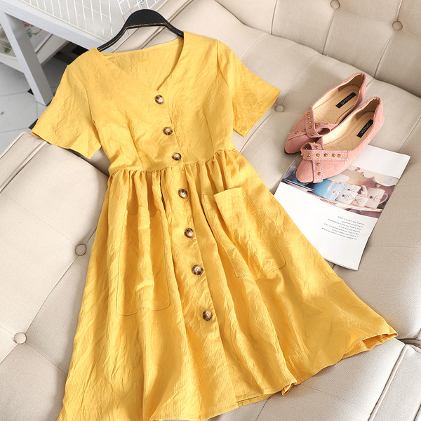 Model actual de rochie de dama cu nasturi in verde, galben si alb