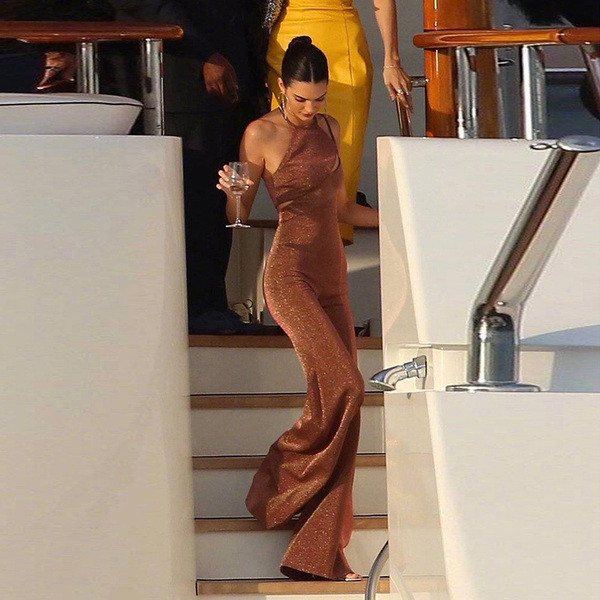 Salopetă lungă de damă elegantă cu efect strălucitor și părți decupate