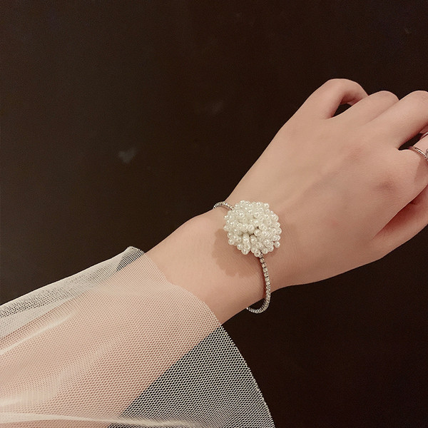 Bratara de dama actuala culoare argintie cu perle