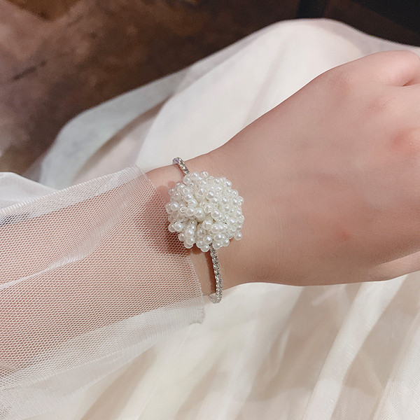 Bratara de dama actuala culoare argintie cu perle