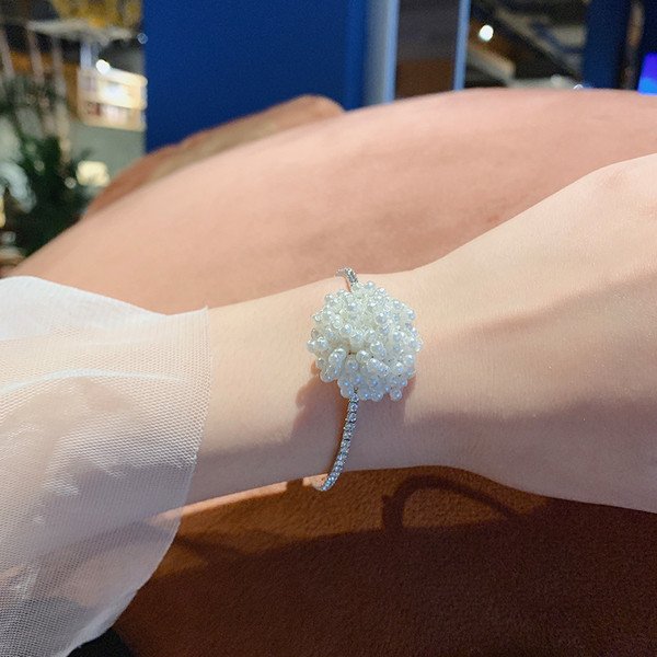 Bratara de dama actuala culoare argintie cu perle