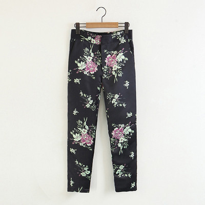 Елегантен черен панталон с 7/8 дължина и флорален десен