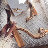 Sandale de dama elegante cu toc gros de culoare aurie