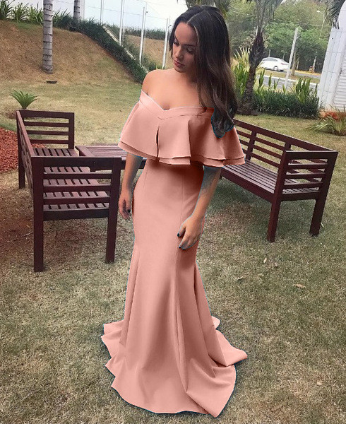 Rochie lunga de dama eleganta cu umerii goi in roz