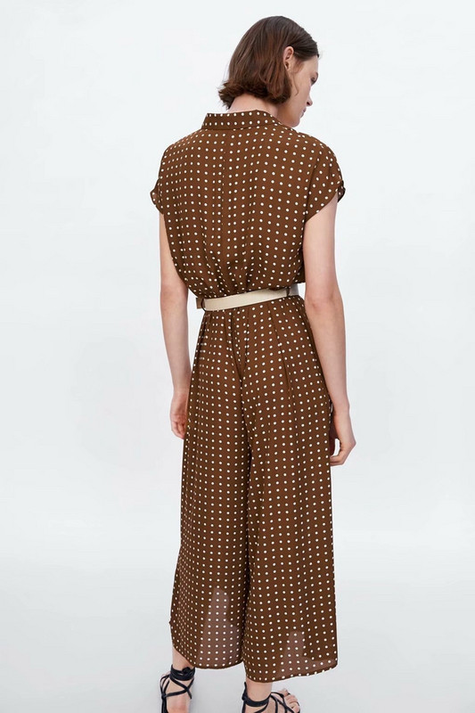 Salopetă casual cu mâneci scurte și curea în talie de culoare maro