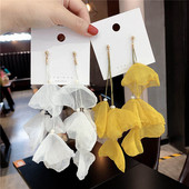 Cercei lungi de dama in galben si alb