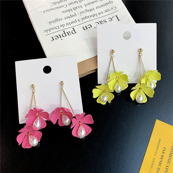 Cercei moderni de dama in trei culori in forma de floare