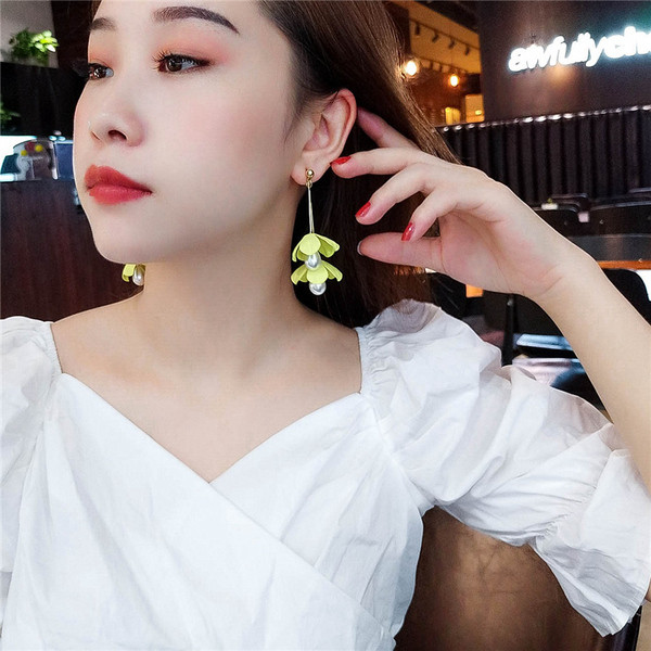 Cercei moderni de dama in trei culori in forma de floare