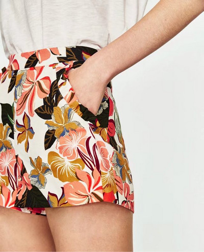 Къси дамски панталони със стандартна талия и джобове с флорален десен