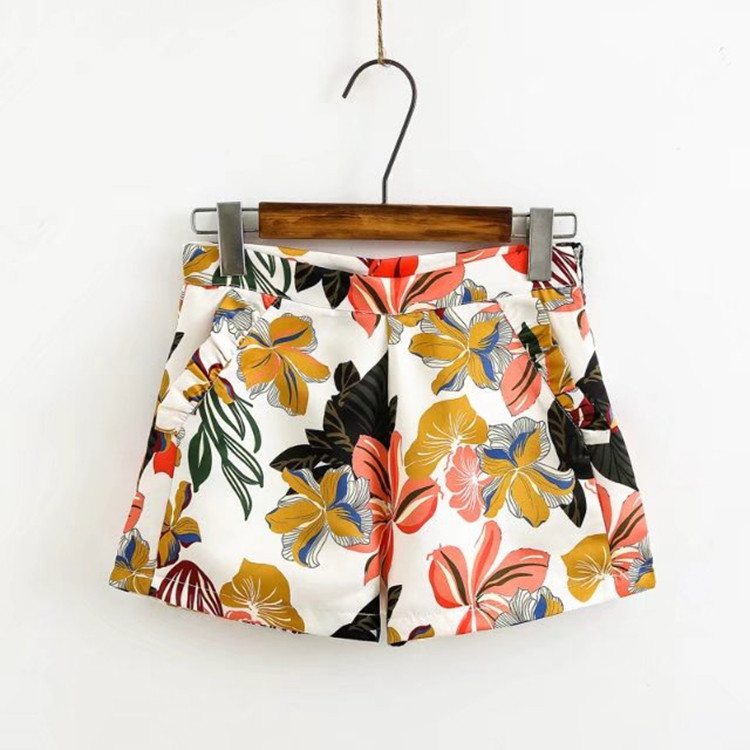 Pantaloni scurți de damă cu talie standard și buzunare cu model floral