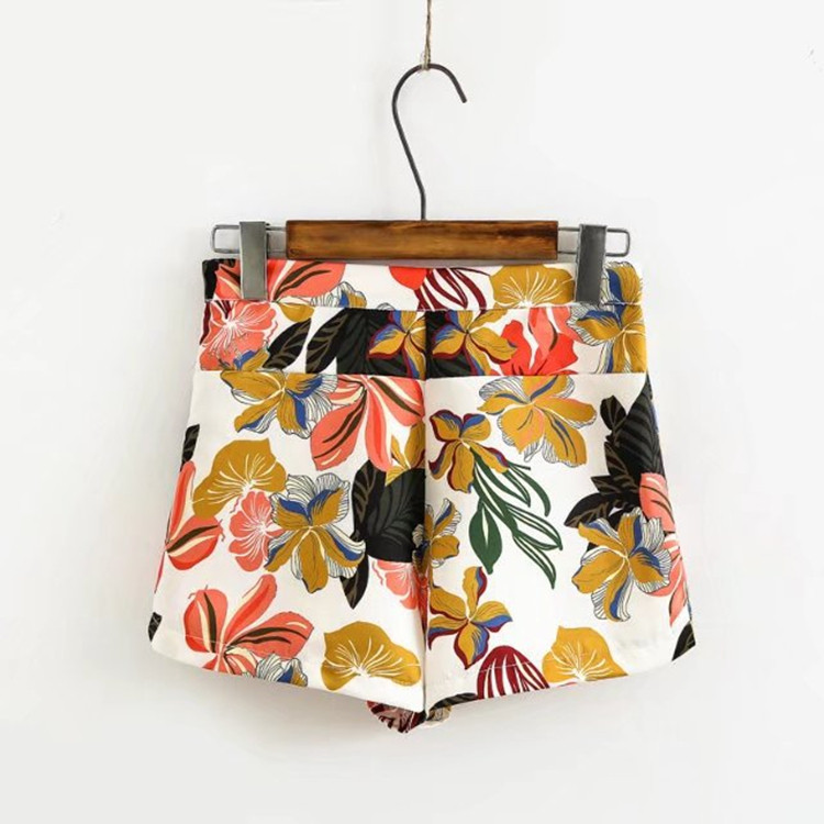 Pantaloni scurți de damă cu talie standard și buzunare cu model floral