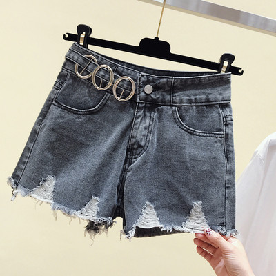Модерни къси дънкови панталони със скъсани мотиви и метални елементи
