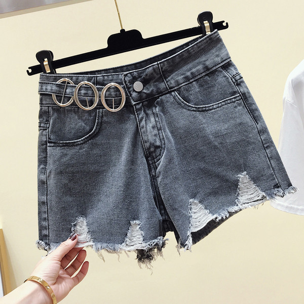 Pantaloni scurți moderni din denim cu motive rupte și elemente metalice