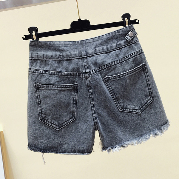 Pantaloni scurți moderni din denim cu motive rupte și elemente metalice