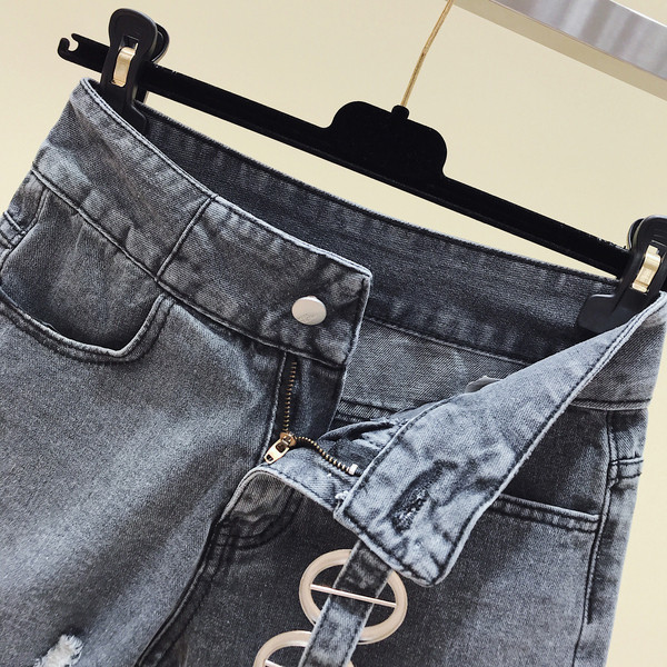 Pantaloni scurți moderni din denim cu motive rupte și elemente metalice