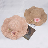Стилна дамска лятна шапка с декорация цветя