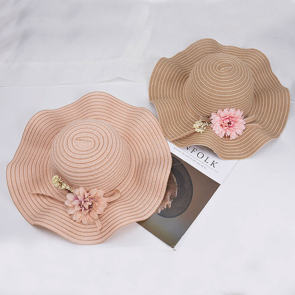 Стилна дамска лятна шапка с декорация цветя