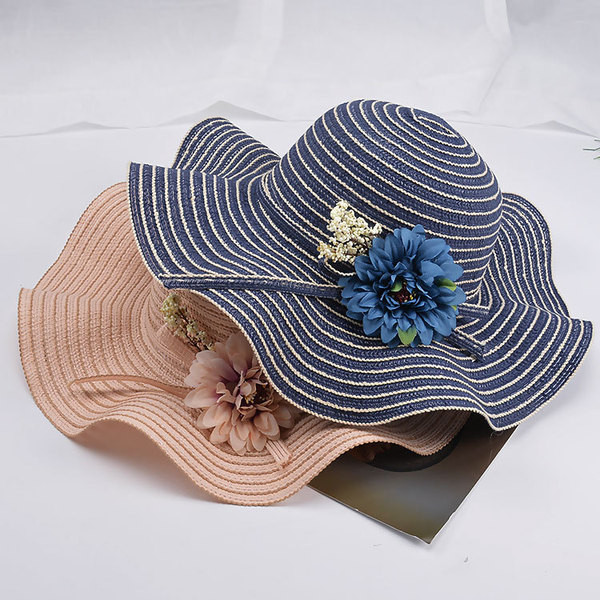 Стилна дамска лятна шапка с декорация цветя