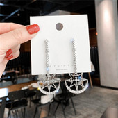 Cercei lungi de dama de culoare argintie cu pietre