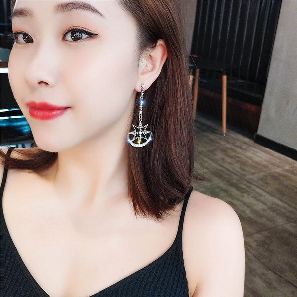 Cercei lungi de dama de culoare argintie cu pietre